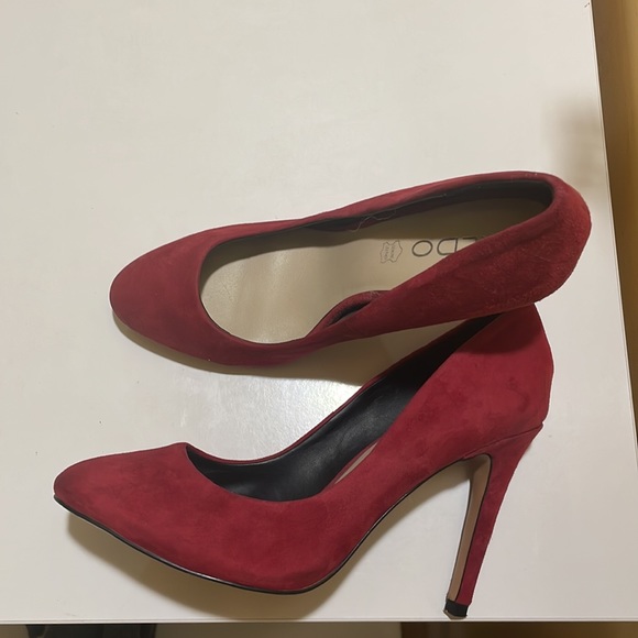 Red suede pumps - Picture 4 of 8